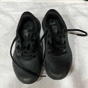 Kids under armour show in good condition